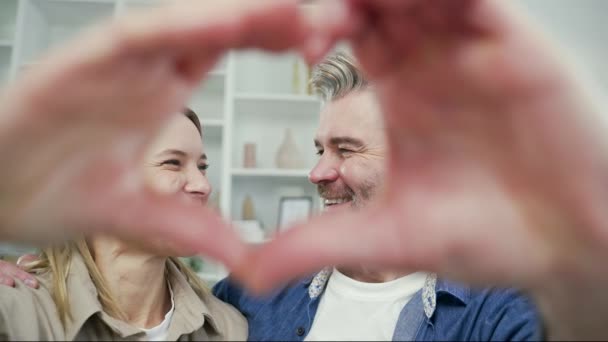 Веб Камера Крупным Планом Счастливой Супружеской Пары Обнимающейся Показывающей Сердце — стоковое видео