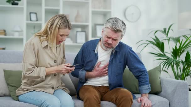 Olgun Gri Saçlı Bir Adam Evdeki Kanepede Otururken Kalp Krizi — Stok video