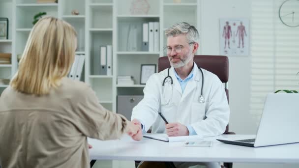 Seorang Dokter Dewasa Bermantel Putih Berkonsultasi Dengan Pasien Saat Duduk — Stok Video