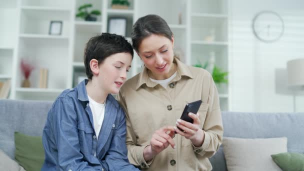 Madre Con Niño Hijo Adolescente Utilice Teléfono Inteligente Con Teléfono — Vídeos de Stock