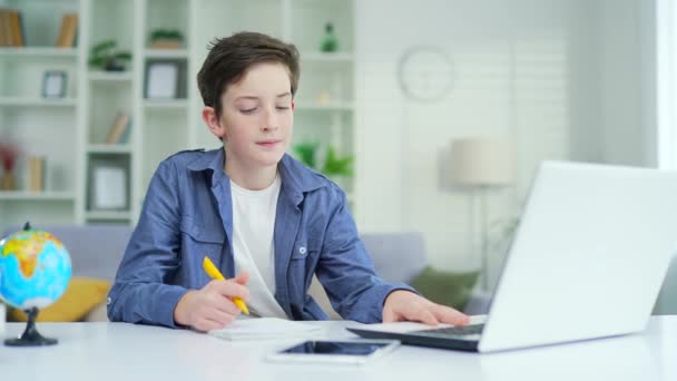 Een Schooljongen Leert Online Afstand Les Videogesprekken Afstandsonderwijs Luistert Kijkt — Stockvideo