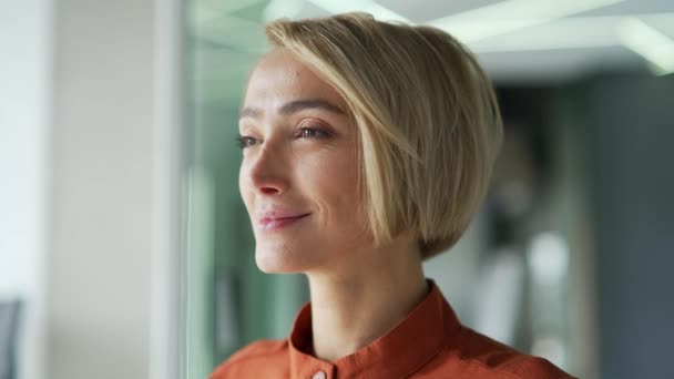 Portreyi Kapat Genç Sarışın Kadın Modern Bir Ofiste Gözleri Kapalı — Stok video