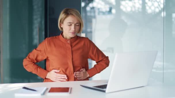 Traurige Junge Blonde Frau Die Bauchschmerzen Leidet Während Sie Arbeitsplatz — Stockvideo