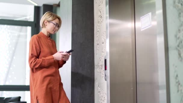 Молода Красива Блондинка Викликає Ліфт Натиснувши Кнопку Всередині Сучасної Офісної — стокове відео
