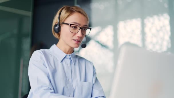 Orporate Operator Who Works Support Service Speaks Video Call Using — Stock Video