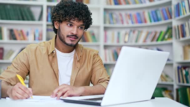 Młody Student Słucha Learningu Online Kursu Wideo Przestrzeni Biblioteki Kampusu — Wideo stockowe