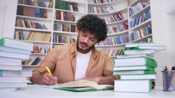 Estudia Leyendo Libros Tomando Notas Espacio Biblioteca Del Campus Hombre — Vídeo de stock