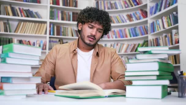 Estudiante Cansado Estudiando Leyendo Libros Tomando Notas Espacio Biblioteca Del — Vídeo de stock