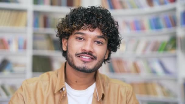 Retrato Cerca Joven Estudiante Universitario Sonriendo Mirando Cámara Feliz Positivo — Vídeo de stock