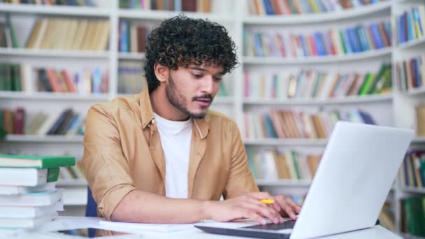 Heyecanlı Üniversite Öğrencisi Kampüs Kütüphanesinde Otururken Dizüstü Bilgisayarında Iyi Haberler — Stok video