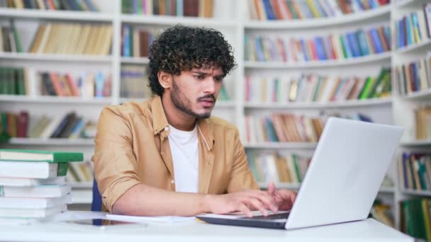 Απογοητευμένος Φοιτητής Παραπονιέται Για Laptop Δεν Λειτουργεί Πρόγραμμα Υπολογιστή Συντρίβεται — Αρχείο Βίντεο