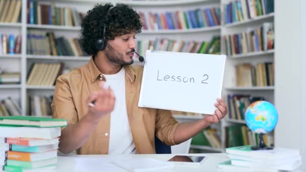Ung Lärare Genomför Online Lektion Videosamtal Med Hjälp Bärbar Dator — Stockvideo