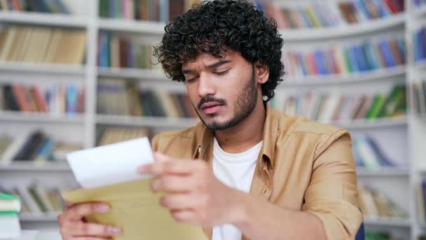 Close Estudante Universitário Triste Ler Carta Com Más Notícias Sentado — Vídeo de Stock