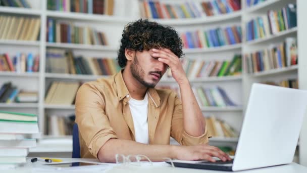 Student Cierpiący Ból Głowy Podczas Pracy Laptopie Podczas Siedzenia Przestrzeni — Wideo stockowe