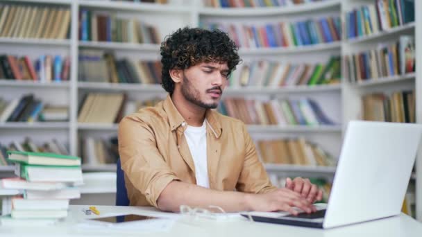 Üniversite Öğrencisi Kampüs Kütüphanesinde Otururken Dizüstü Bilgisayarla Çalışırken Dirsek Ağrısı — Stok video