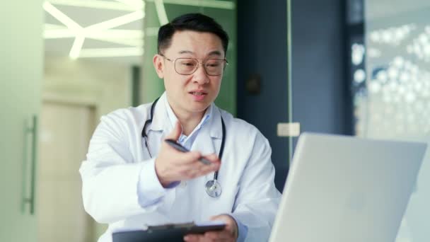 Médico Asiático Hablando Videollamada Usando Portátil Clínica Del Hospital Médico — Vídeos de Stock