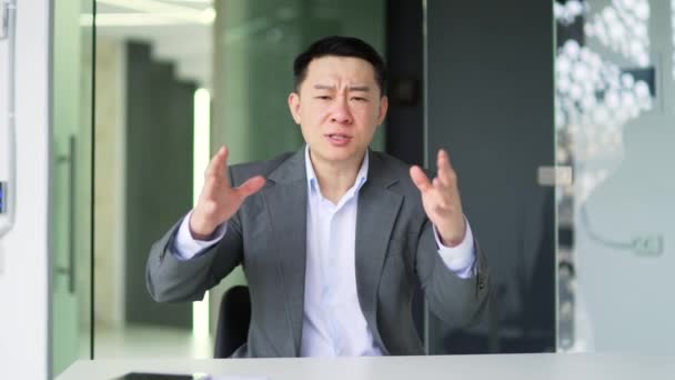 Webbkameravyn Arg Asiatisk Man Formell Kostym Argumenterar Talar Videosamtal Medan — Stockvideo