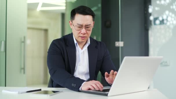 Hombre Asiático Que Sufre Náuseas Quiere Vomitar Mientras Trabaja Ordenador — Vídeos de Stock