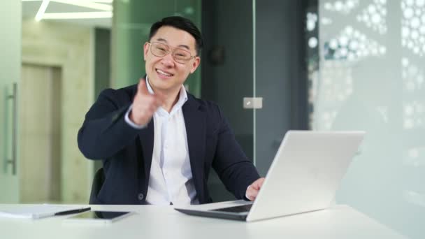 Sorrindo Asiático Homem Apontando Dedo Para Espectador Chamando Com Gesto — Vídeo de Stock