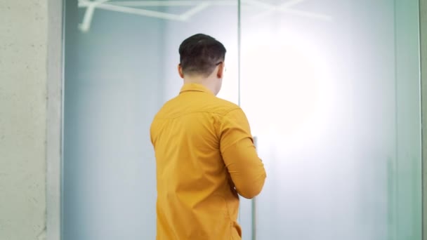 Vedere Din Spate Bărbat Într Cămașă Deschide Ușă Sticlă Într — Videoclip de stoc