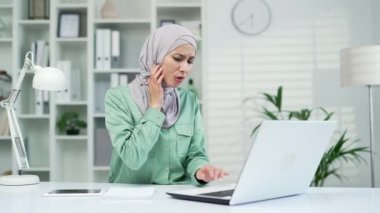 Ofisteki bilgisayar işi sırasında diş ağrısı çeken stresli çalışan bir iş kadını. Hüzünlü işçi. Rahatsızlıktan muzdarip. 