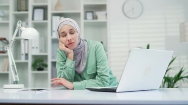 Sıkıcı ofis çalışanı, çalışan ya da girişimci genç kadın uzman ya da muhasebeci. İş yerinde can sıkıntısı ve yorgunluk. Tembel Müslüman kadın finansör ya da yönetici motivasyon eksikliği çekiyor.