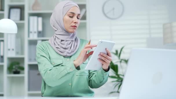 Thoughtful Muslim Woman Architect Creative Company Graphic Interior Designer Thinks — Stock Video