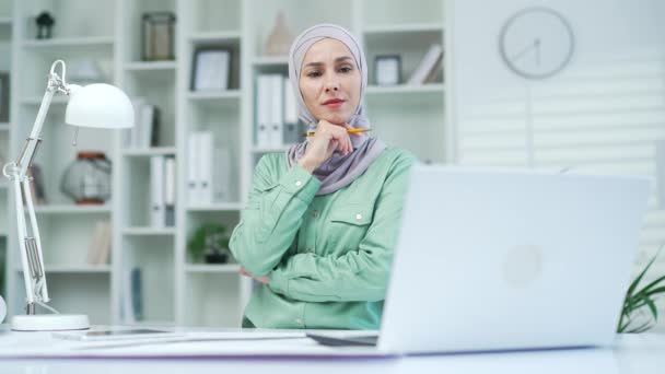 Mulher Muçulmana Pensativo Empregado Gerente Agente Arquiteto Empresa Criativa Designer — Vídeo de Stock