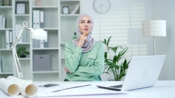 Thoughtful Muslim Woman Employee Manager Agent Architect Creative Company Graphic — Stock Video