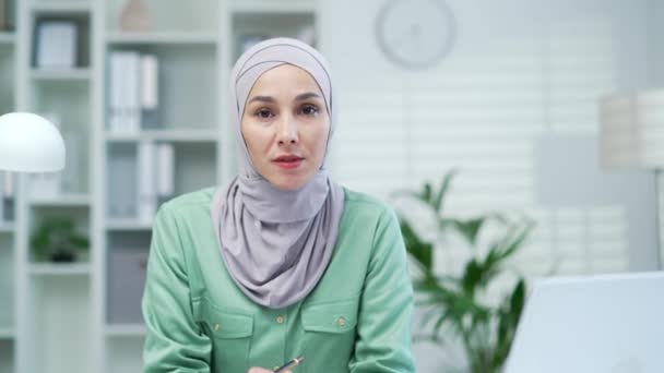 Portret Kobieta Hidżabie Jest Pracownikiem Menedżerem Lub Niezależnym Agentem Specjalizującym — Wideo stockowe