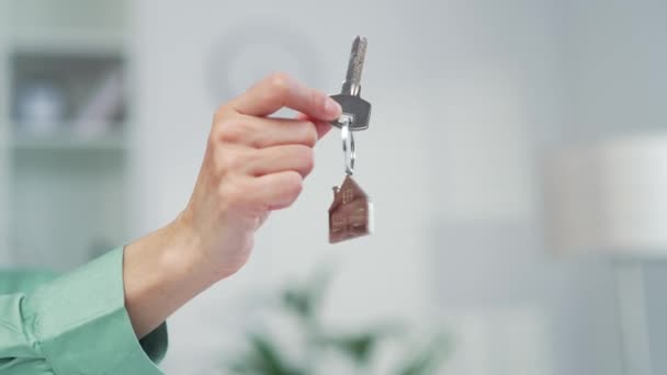 Γυναίκα Χέρι Κατέχει Κλειδιά Για Ένα Διαμέρισμα Σπίτι Στο Παρασκήνιο — Αρχείο Βίντεο