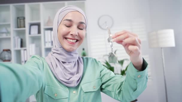 Glückliche Muslimische Wohnungs Oder Wohnungseigentümerin Zeigt Wie Sie Den Schlüssel — Stockvideo