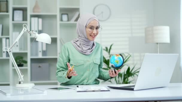 Junge Muslimische Frau Die Schulunterricht Aus Der Ferne Erteilt Privatlehrerin — Stockvideo