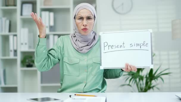 Böse Wütende Musliminnen Streiten Sich Englisch Unterricht Aus Der Ferne — Stockvideo