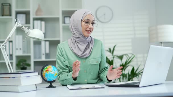 Profesora Musulmana Tutora Privada Haciendo Clases Línea Mujer Hijab Dando — Vídeos de Stock