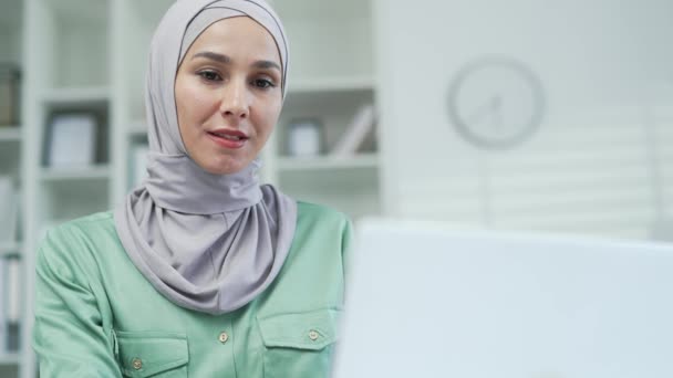 Junge Muslimische Angestellte Geschäftsfrau Arbeitet Laptop Computer Modernen Leichten Arbeitsplatz — Stockvideo