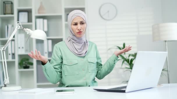 Mujer Musulmana Joven Triste Leer Malas Noticias Ordenador Portátil Sentado — Vídeos de Stock