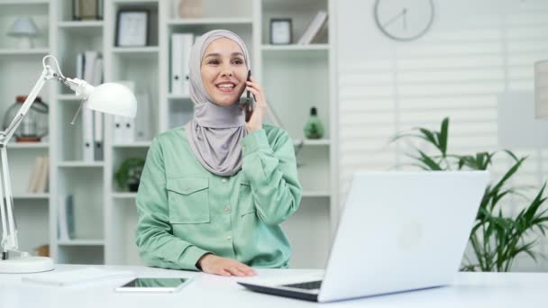 Mladá Atraktivní Muslimská Podnikatelka Mluví Telefonu Zatímco Sedí Moderní Kanceláři — Stock video