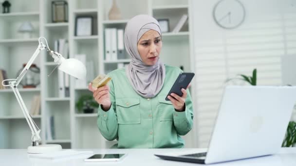 Stresujący Muzułmański Pracownik Biznesowy Kartą Kredytową Telefonem Problem Zamówieniem Online — Wideo stockowe