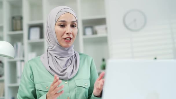 Zblízka Mladá Krásná Obchodní Žena Hidžáb Muslimský Zaměstnanec Mluvit Video — Stock video