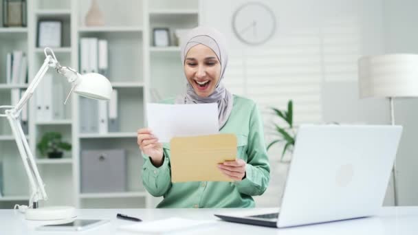 Nadšený Mladý Muslim Žena Obdržela Úvodní Obálka Dopis Velkým Úspěchem — Stock video