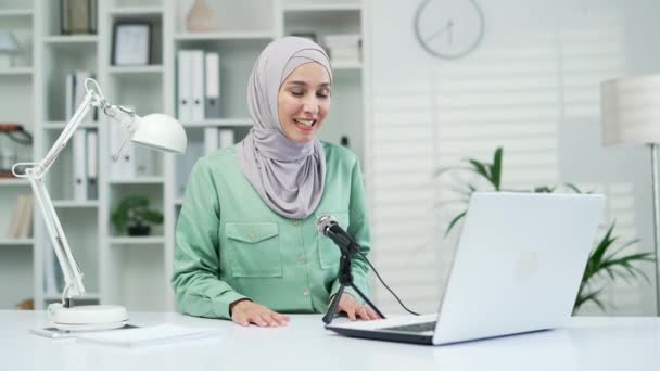 Mladá Muslimka Mikrofonem Nahrávání Podcast Pomocí Notebooku Zatímco Sedí Pracovišti — Stock video