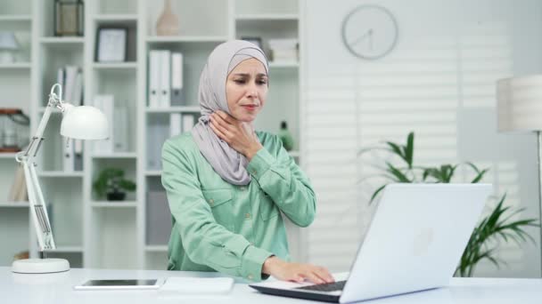 Muslimka Trpí Bolestí Krku Když Sedí Stolem Pracovišti Moderní Kanceláři — Stock video