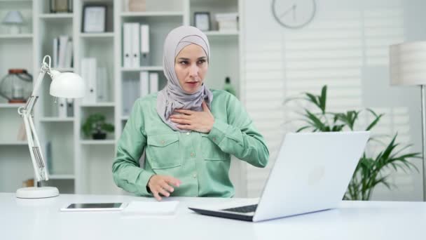Mladá Muslimka Pracující Hidžábu Záchvat Paniky Když Pracuje Kanceláři Pracovišti — Stock video