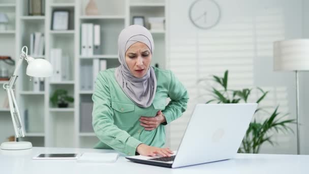 Mujer Musulmana Tiene Ataque Corazón Dolor Tensión Empleada Enferma Sensación — Vídeo de stock