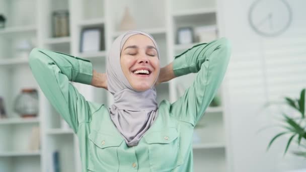 Satisfeito Feliz Jovem Muçulmano Trabalhador Sexo Feminino Relaxa Depois Terminar — Vídeo de Stock