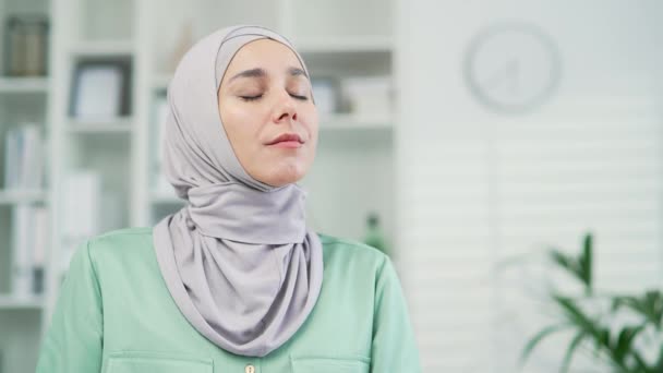 Retrato Close Jovem Atraente Mulher Muçulmana Feliz Goza Frio Fresco — Vídeo de Stock