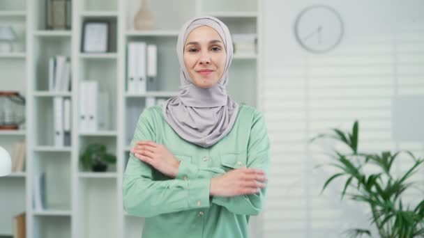 Portret Van Jonge Aantrekkelijke Moslim Vrouw Hijab Staande Kantoor Kantoor — Stockvideo