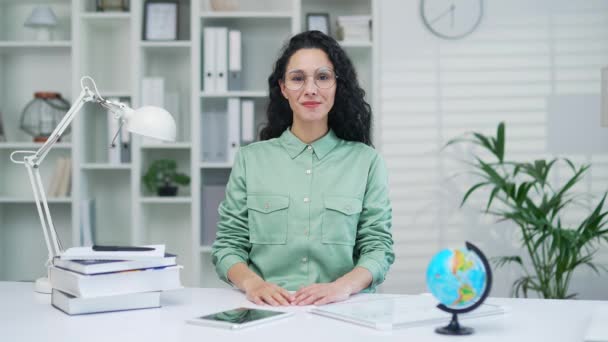 Retrato Una Joven Profesora Hispana Sentada Lugar Trabajo Aula Linda — Vídeos de Stock