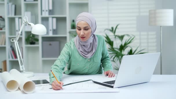 Arquitecta Islámica Creativa Diseñadora Interiores Trabajando Escritorio Con Dibujos Mujer — Vídeo de stock